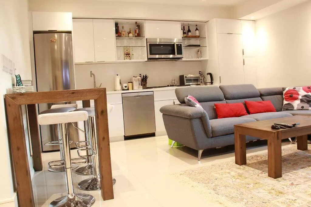 Modern Separate Lower Level 1 Bedroom Apartment Plus Parking Toronto 0*,  Canada